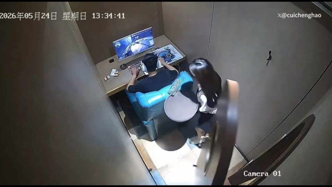 网咖男子专注战斗爆火外网 被店员热茶溅身毫不介意