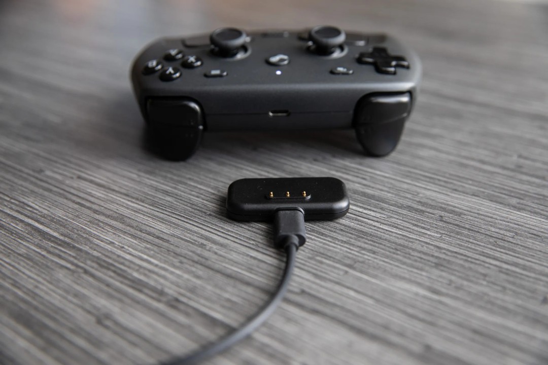 Steam控制器充电器存在重大设计缺陷短路险些引发火灾  