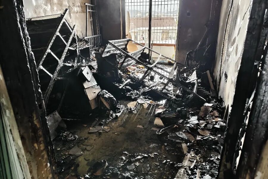 福建泉州一住宅的电脑主机突然自燃房间付之一炬  