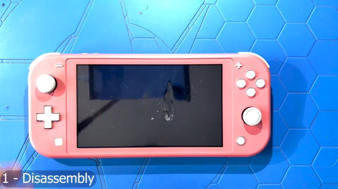 国外魔改达人发布SwitchLite“Pro”能流畅运行《最终幻想7重制版》  